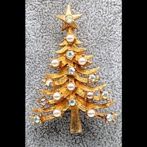 MYLU Textured Gold Tone Metal Christmas Tree Brooch With Rhinestones & Pearls